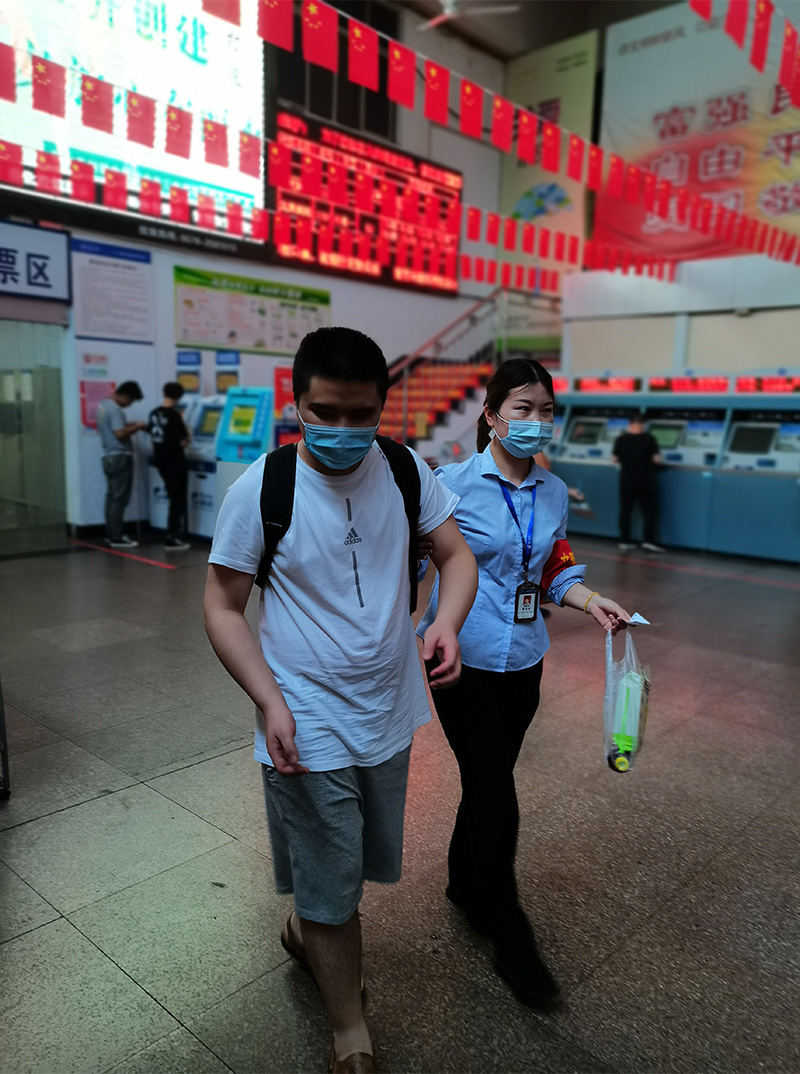 扶盲人進站乘車.jpg